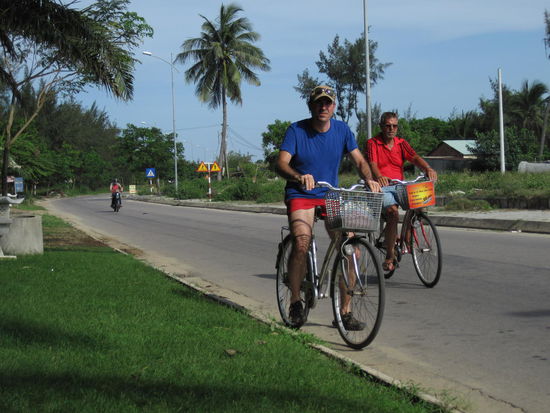 Um an den 5 km entfernten Strand zu kommen, nimmt der Sportsmann am besten das Bike. Hier eine vietnamesische hightech Version. Was aussieht wie ein Korb, ist in Wirklichkeit ein Aero-Spoiler aus der Raumfahrtforschung. Die tiefe Sattelposition garantiert optimale Stromlinienfoermigkeit und das Fehlen einer Gangschaltung bisher ungeahnte Gewichtseinsparungen. 
Dieser Biker hier wurde beim Rechtsueberholen und beim (fast) Durchbrechen der Schallmauer von der Polizei geblitzt.