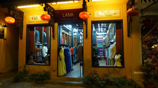 Auch sehr bekannt sind die Masschneidereien. Die gibt es an jeder Ecke. Angesichts der Mengen an Futter, die ich hier zu mir nehme (+kein Sport) und den einhergehenden Aenderungen im BMI, habe ich keine Ahnung, ob die Investition fuer mich in einen Massanzug lohnen wuerde...