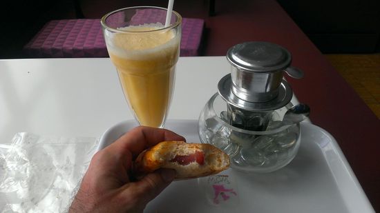 Fruehstueck: Passionsfruchtshake, vietnamesischer Kaffee (laeuft gerade noch durch den Filter) und irgendwas mit roter Fuellung.