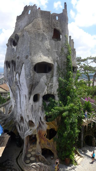 Das Crazy House einer lokalen Architektin. Bei uns daheim wuerde man so einen Haeuslebauer sofort zum Drogentest schicken.