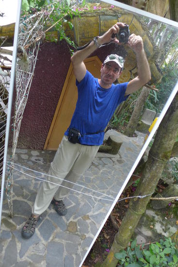 ...apropos Drogen: der hier sieht auch nicht mehr ganz so frisch gebacken aus. Evtl. zu wenig Schlaf gehabt (um 3.30h aufgestanden wegen Flug um 6.10h)?