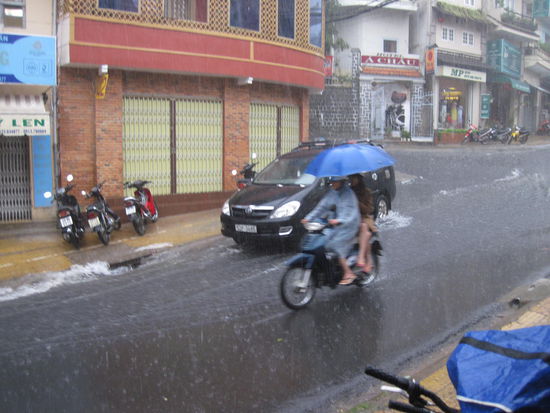 Deswegen ist es in Dalat fast wie daheim: bis Mittag Sonne mit angenehmen 25 Grad und am Nachmittag schuettet es wie bloed!