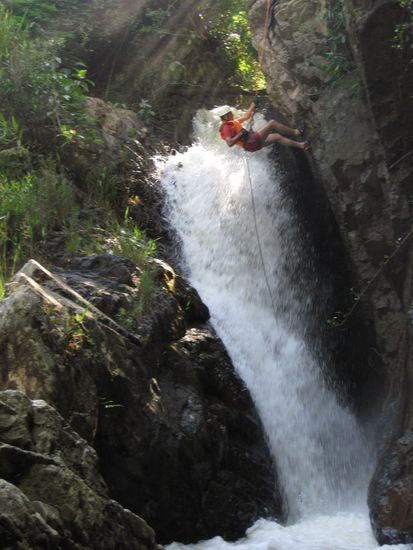 Abseilen durch einen Wasserfall sieht jetzt ein bisschen arg dramatisch aus. Tatsaechlich ist es das auch!! Die Stelle hier heisst "Washing Machine". Nicht umsonst... Canyoning ist halt auch nix fuer Beckenrandschwimmer.