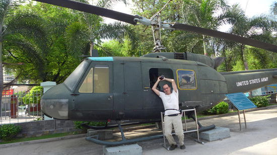 Das Kriegsmuseum haelt einige bisher noch gar nicht so bekannte Fakten ueber den Krieg parat. So wirken z.B. die Folgen des Einsatzes von "Agent Orange" bis heute nach. 
Folgenlos fuer den Ruecken dieses Scherzkekses blieb zum Glueck diese unnoetig komplizierte Pose fuer ein Foto.