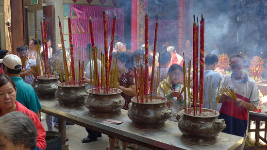 Um high zu werden, muss man sich nicht dem an jeder Ecke angebotenen Marijunas bedienen. Man kann auch einfach in einen Tempel gehen und ganz umsonst an den hunderten, brennenden Raeucherstaebchen schnueffeln.
