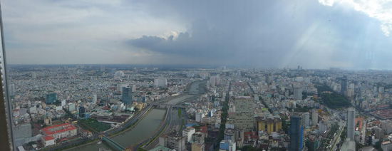 Auf dem Bitexco Tower, dem hoechsten Gebaeude in Saigon, kann man im Cafe im 50sten Stock nicht nur ueberteuerten Kaffee geniessen, sondern auch die atemberaubende Aussicht. Allerdings muss man sich vorher etwas durchfragen, sonst findet man nicht einmal den richtigen Weg zum Lift. 
Jedenfalls gewinnt man hier etwas mehr Uebersicht und man kann sich nun eher vorstellen, dass Saigon ca. 7 mio. Einwohner hat. Also ungefaehr gleich viel, wie die ganze Schweiz.