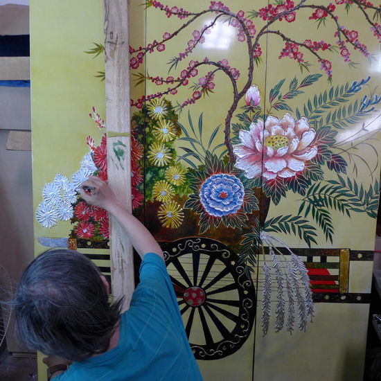 Fuer eine gefuehrte Stadtbesichtigung hat man zwar bezahlt, aber min. zwei mal werden in der Regel auch Shoppingmoeglichkeiten angefahren. Der Tourenanbieter verkauft das unter dem Stichwort "Besichtigung eines lokalen Handwerksbetriebes" oder aehnlich.
Hier bei einem Kuenstlerbetrieb, bei dem die Verkaufsflaeche ungefaehr doppelt so gross ist wie die eigentliche Werkstatt. Interessant ist es trotzdem.