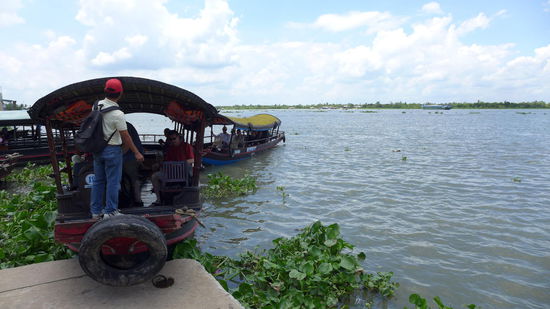 In so klapprige Holzboote mit Schlagseite wird man fuer eine Mekongbesichtigung verfrachtet.