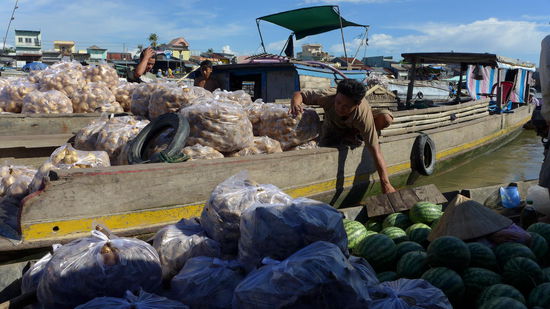Dafuer sieht man, wenn man frueh genug aufsteht (6.30h), den Floating Market (schwimmender Markt). Auf ein paar hundert Booten werden da alle lokalen Produkte guenstig dargeboten.