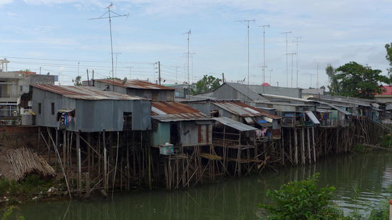 Auf die Mekong-Seitenarme wird praktisch direkt draufgebaut. Gute Idee, da man nicht wirklich Land fuer so Stelzenbuden braucht, spart man sich die Grundstueckskosten!