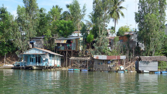 Ueber die Wasserstrassen kann man stundenlang an den Wellblechhuetten vorbeifahren.