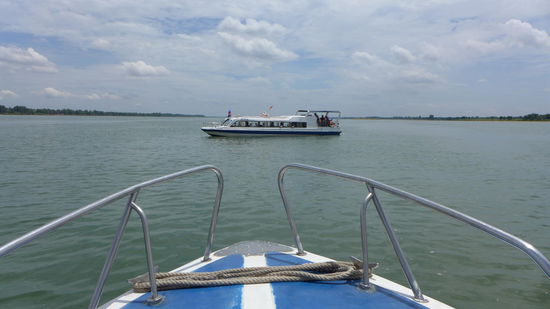 Das hilflos treibende Schwesterschiff. Nur mal ein kleiner Motorschaden und keiner der verwoehnten Passagiere wollte die restlichen ca. 80 km nach Chau Doc rudern!