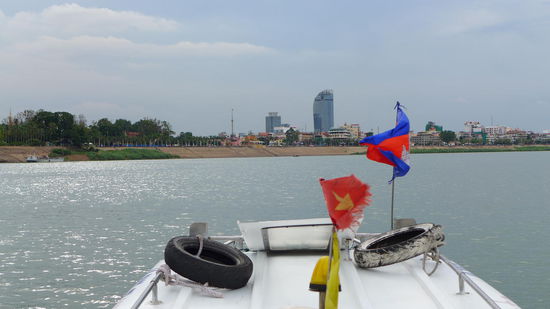 Die Skyline von Phnom Penh mit seinen Buerotuermen, welche aber allesamt noch im Bau sind. In ein paar Jahren sieht es hier aus wie in jeder anderen asiatischen Grossstadt.