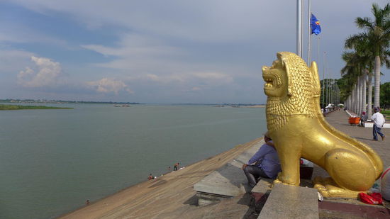 Die lange Promenade am Fluss entlang ist einer der schoensten Ecken von PP.