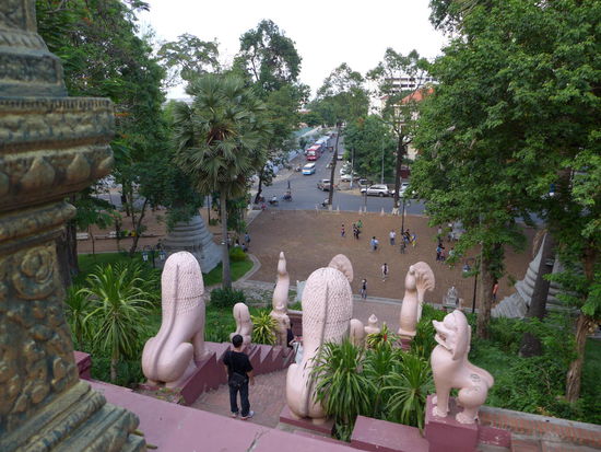 Natuerlich gibts hier auch wieder Tempel! Der Wat Phnom ist aber einer der wenigen, der Eintritt kostet. Mit 1$ aber verkraftbar.