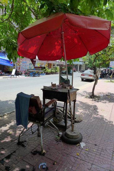 Der Arbeitsplatz eines hiesigen Friseurs! 
Tatsaechlich hatte man sich wegen fast schon hueftlanger Straehnen nach einem Friseur umgeschaut. Zuerst lief man versehentlich in einen reinen Damensalon. Das kommt hier ungefaehr so an, als wenn man bei uns als Mann aus Versehen in eine vollbesetzte Damensauna latschen wuerde! Schnell verdrueckt man sich wieder... In einem anderen Friseursalon (diesmal mit Herren- und Damenbilder am Schaufenster) musste man noch ein bisschen warten. Es wurde erst einmal nach einem (maennlichen) Herrenfriseur geschickt! 
Unglaublich, dieser Berufsethos! Besonders nachdem der unbedarfte junge Herr vor einigen Massagesalons von leicht bekleideten "Spezialmasseusen" laufend zweideutige Angebote bekommt und man somit solche Pruederie fuer ein bisschen Hairstyling eigentlich nicht erwartet haette.