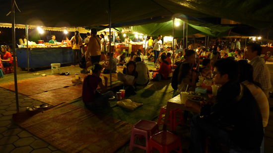 Auf dem Nachtmarkt kann man sich von den zahlreichen Fressstaenden was holen und dann klassisch asiatisch auf dem Boden sitzend munden lassen.