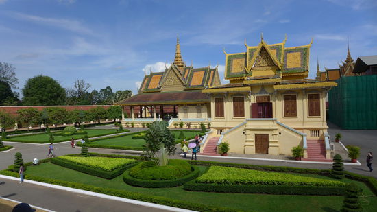 Nachtrag: beim 2. Stopp in PP durfte ich dann doch noch in den Koenigspalast. Somit habe ich auch diese Sehenswuerdigkeit abgehakt. Wobei ich dem Abhaken langsam ueberdruessig werde... Somit stelle ich mir hier grade die Grundsatzfrage, was ich von Suedostasien eigentlich ueberhaupt noch sehen will... Let's see...