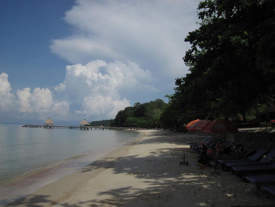 Der Independence Beach ist etwas abgelegen, aber dafür einer der schönsten Strände. Hier hat sich Monsieur trotz Schattenplatz den ersten kapitalen Sonnenbrand geholt. Das Wasser ist so warm wie die Luft und bietet keinerlei Erfrischung.