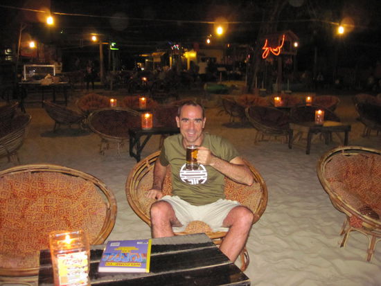 Nachtleben gibt es eher am Serentipety Beach. Allerdings nicht zu dieser Jahreszeit. Die fast leeren Strandbars reissen sich somit um jeden Gast, sogar auch um einen so zwielichtigen Spiessgesellen wie den hier. Auch abends sind die Temperaturen noch ordentlich heiss.