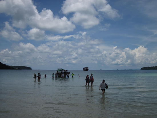 Die letzten Meter zur Insel muss man durchs pi**warme Wasser waten. Der Strand ist wunderschön, einsam und mit ein paar wenigen hübschen Bambusbungalows versehen. Die geplante Übernachtung konnte wegen Unpässlichkeit nicht gemacht werden. Zum Glück eigentlich... Es ist brütend heiss auf der Insel, sowas wie Wind gibt es hier anscheinend auch nicht.