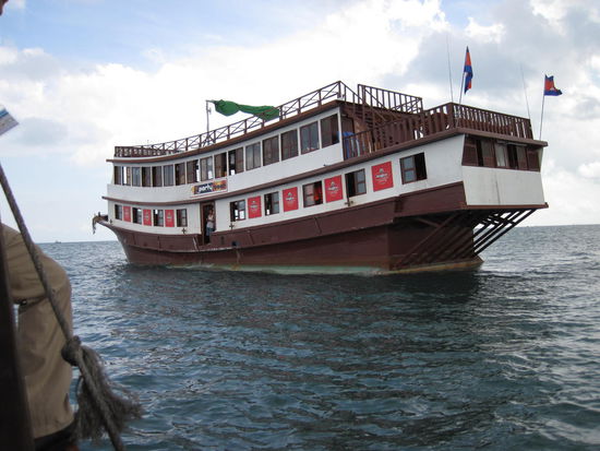 Zusammen mit einer Bande russischer Touristen wird man auf das "Party Boat" verladen. Mit gross Party ist aber nicht viel, es geht ganz serioes auf die Insel Koh Rong Saloem.
