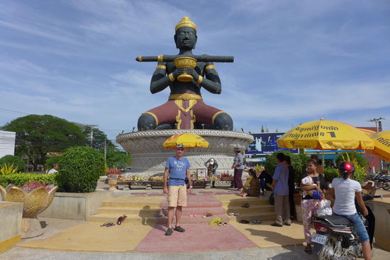 Alles Luege! Es gibt ja doch noch eine weitere Sehenswuerdigkeit! Hier diese Statute (die als kaum zu uebersehende Dekoration fuer einen Kreisverkehr dient) des antiken Khmer Koenigs Batdambong. Mit dem Stab soll er Rebellen und andere unbeliebte Zeitgenossen bekaempft haben. Zwar hat Kambodscha seit einiger Zeit wieder einen Koenig, aber den juckt es anscheinend nicht, dass heute gewisse Touristen ueber das Land herfallen und sich auch wirklich ueberall knipsen lassen muessen.