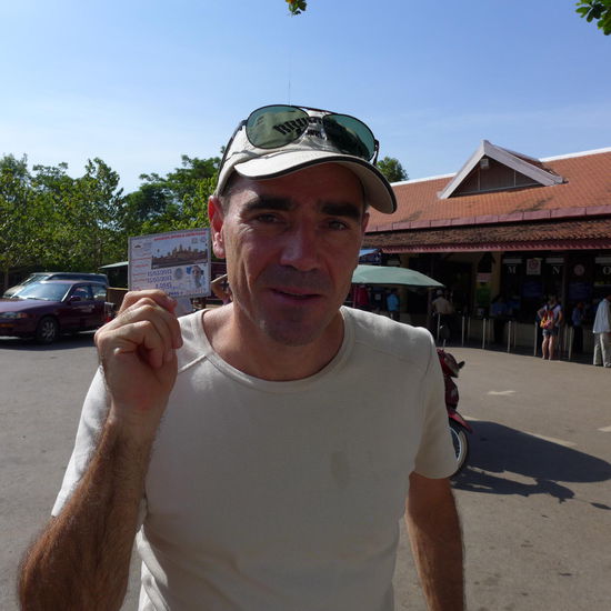 Am Eingang nach Angkor Wat wird man fotografiert und das edle Konterfei ziert seitdem das personalisierte Eintrittsbillet. Der Tageseintritt kostet 20$! Es gibt keine organisierten Bustouren, somit muss man einen eigenen Tuk-tuk Fahrer fuer den ganzen Tag bezahlen (15$). Nimmt man noch einen Fuehrer durch die Tempelanlagen hinzu, verschwinden dann pro Tempel weitere 10$ aus der Geldboerse. Ja ja, Kambodscha hat in Sachen Touristenabzocke eine Spitzenposition eingenommen!