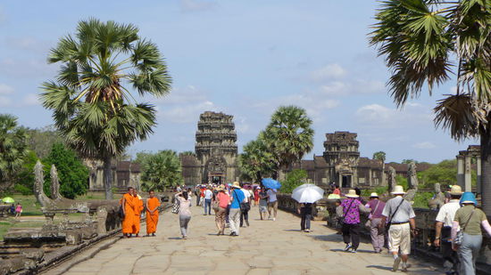 Angkor Wat (Khmer: Ângkôr Vôtt; ângkôr bedeutet "Stadt", vôtt "Tempelanlage") ist die größte und bekannteste Tempelanlage in der Region Angkor in Kambodscha. Der Tempel befindet sich zirka 240 km nordwestlich der Hauptstadt Phnom Penh in der Nähe von Siem Reap, ca. 20 km nördlich des Sees Tonle Sap. Mehr unter:
http://de.wikipedia.org/wiki/Angkor_Wat