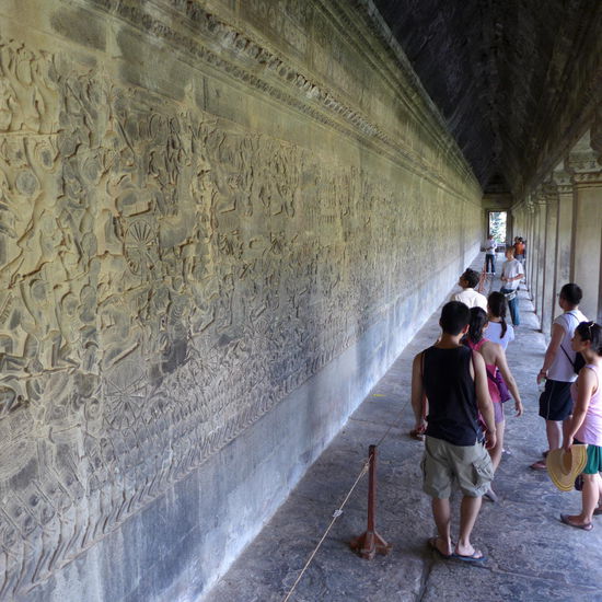 Fuer die unglaublich langen Wandreliefs ist Angkor Wat auch bekannt. Es hat indische Einfluesse und zeigt den Kampf veschiedener Koenige und Goetter gegen die Boesen.