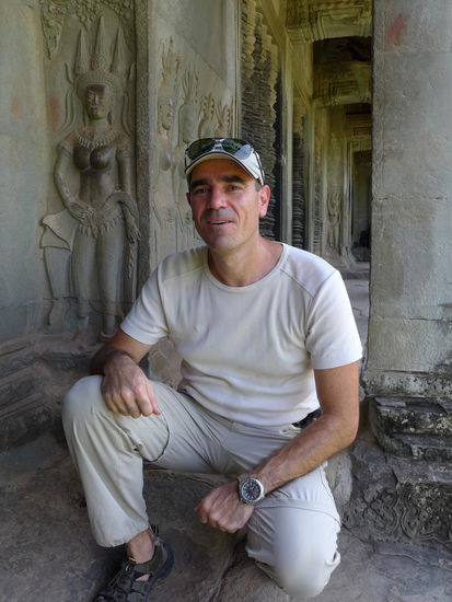 Ich habe nur mal einen jungen Franzosen gebeten, von mir ein Foto zu machen. Das erklaert die Wahl des Ausschnitts (siehe links oben). Mit den unverkennbaren Fingerspuren an Teilen dieser plastischen Abbildung habe ich im uebrigen nichts zu tun!