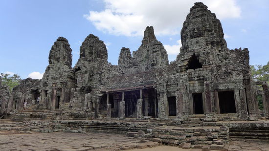 Angkor Thom ("Große Hauptstadt") wurde ab Ende des 12., Anfang des 13. Jahrhunderts auf Geheiß von König Jayavarman VII. als neue Hauptstadt des Angkorreichs errichtet. Die erhaltenen Bauwerke und Ruinen finden sich heute etwa 7 km nördlich der Stadt Siem Reap (Kambodscha) bzw. etwa 1 km nördlich des bekannten Tempels Angkor Wat.
http://de.wikipedia.org/wiki/Angkor_Thom