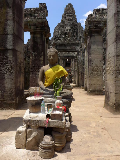 Macht sich doch gut, dieser Minitempel im Tempel! 
Manchmal bekommt man Weihrauchstaebchen in die Hand gedrueckt als Opfergabe "for good luck!". Natuerlich darf man nicht nur die Raeucherstaebchen am Altar opfern, sondern weil dann das mit dem Glueck besser funktioniert, ein paar Banknoten gleich dazu!