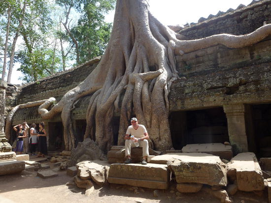 Dieser Tempelritter hier scheint nach gefuehlten 999 besichtigten Ruinen die Schnauze voll zu haben. Es ist nachmittags gegen 15h und sehr heiss. Eine gute Zeit, um das eine oder andere weitere Angkor in Angriff zu nehmen...