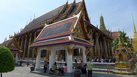 &amp;#3614;&amp;#3619;&amp;#3632;&amp;#3610;&amp;#3619;&amp;#3617;&amp;#3617;&amp;#3627;&amp;#3634;&amp;#3619;&amp;#3634;&amp;#3594;&amp;#3623;&amp;#3633;&amp;#3591; = Grosser Palast. Heute besonders bevoelkert!