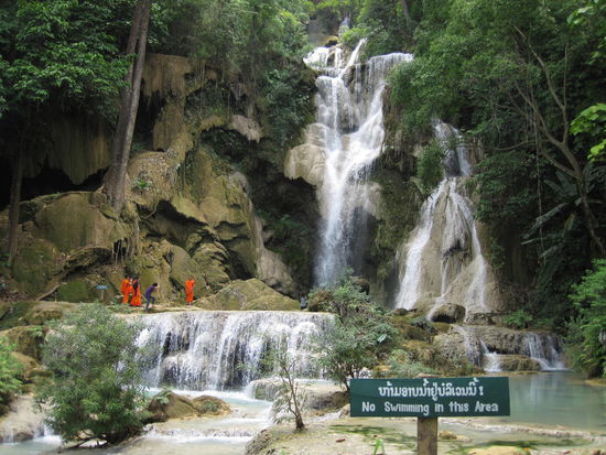 Die Kung Si Wasserfaelle. Die anzuschauen, lohnt sich auf jeden Fall. Nach einer kleinen Wanderung vorbei an einem Baerengehege (!) kommt man irgendwann an den Fuss des Wasserfalls.