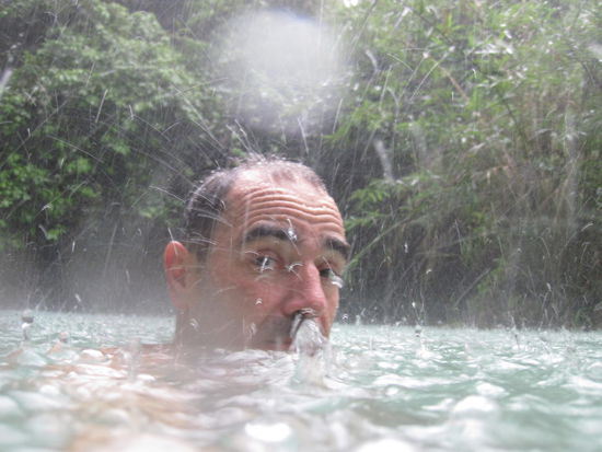 Apropos erfrischen... ab nachmittags hat es sich auch hier eingebuergert, dass 15 Min. nach einem ein lauten Donnergrollen  ein kraeftiger Platzregen herniedergeht. 
Der hier wurde beim Baden davon ueberrascht und musste seine Foehnfrisur dem einsetzenden Monsum opfern.