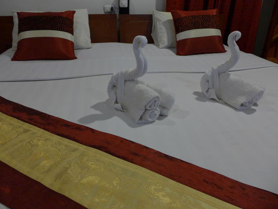 Auch in diesem Hotel ist die Bettverzierung wieder wunderschoen. Wieso ausgerechnet fuer mein Zimmer Elefantenruessel gewaehlt wurden, die nach oben zeigen, wuerde mich dann schon auch mal interessieren.