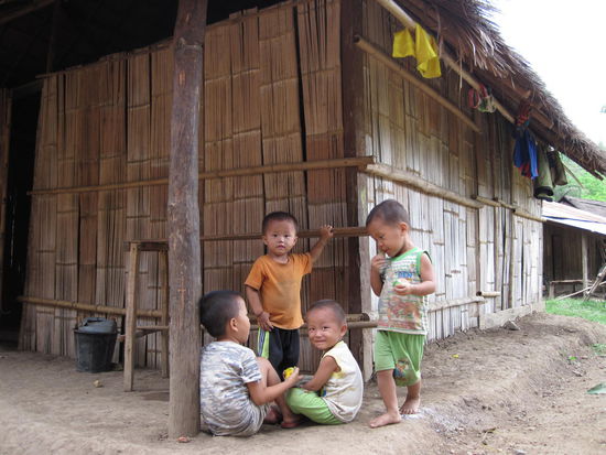 Leider holt einen der Bus nach 2.5h schon wieder ab. Dafuer darf man bei einem Zwischenstop durch ein Hmong-Dorf laufen. Die Hmong-Bevoelkerung ist eine der vielen indigenen Minderheiten in Laos.