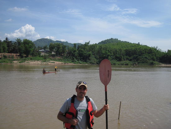 Das passiert, wenn man einer jungen Amerikanerin die Kamera gibt und sagt, sie soll mich zusammen mit dem Boot fotografieren. Natuerlich habe ich damit nicht irgendeinen der schrottreifen Holzkaehne gemeint, die auf dem Mekong-Zufluss so rumduempelt, sondern das Kayak, dass ich sogleich besteigen wollte. :kopfschuettel:
