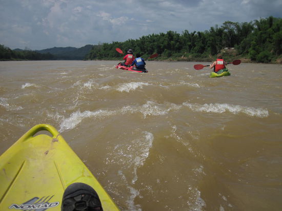 Hin und wieder hat man beim Kayaking kleinere Stromschnellen. Es ist jedoch gerade Trockensaision und die Schwierigkeitsstufe ist eher niedrig.