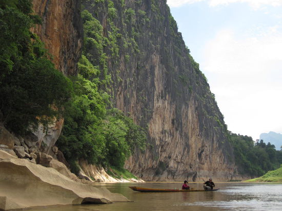 Die Landschaft ist jedoch atemberaubend! Das paddeln faellt auch wenig schwer, da der Fluss eine enorme Stroemung hat, die man ihm eigentlich gar nicht ansieht. Hin und wieder faehrt man ueber eine der zahlreichen Strudel, dann dreht es das Kayak ein bisschen. Passieren tut nix, aber etwas schaurig ist es trotzdem.