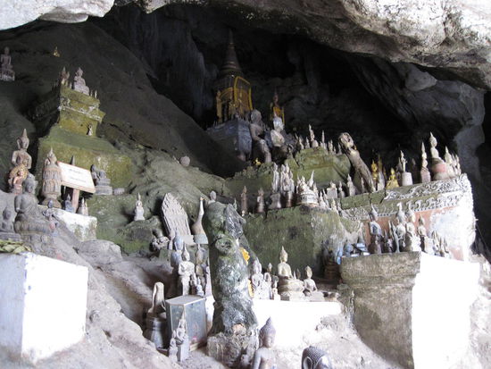 Bei einem Zwischenhalt besichtigt man die Pak Ou-Hoehlen, welche nur per Boot zugaenglich sind. Hier sind im laufe der letzten 1200 Jahren angeblich 4000 Buddhas reingestellt worden. Frueher hatte man die dort lediglich vor fremden Eindringlingen schuetzten wollen. Aber inzwischen hat sich das als Buddha-Endlager so etabliert.