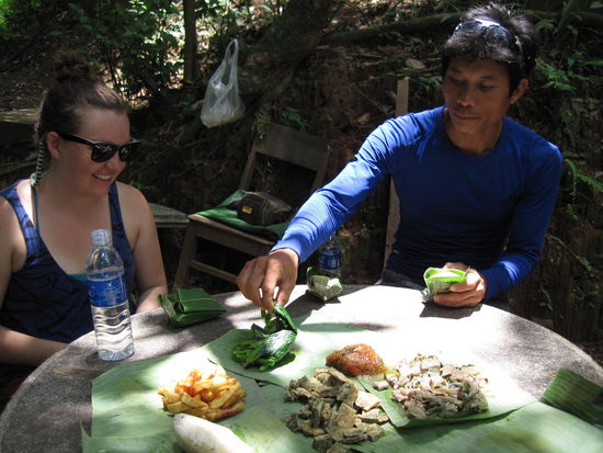 Unser Tourenguide Morn hat ein Picknick dabei. Das ganze nennt sich "sticky rice". Sogar (etwas matschige) Pommes gibt es!