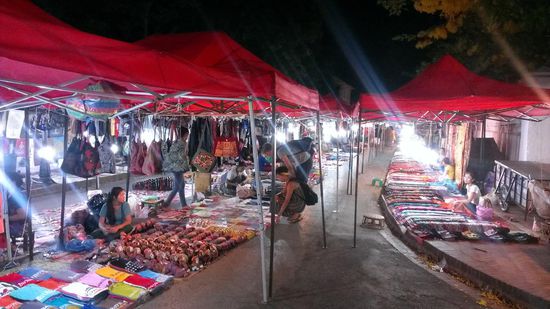 Der Nachtmarkt von Luang Prabang ist vielleicht nicht der grösste, aber einer der längsten Märkte. Ab 16.00h wird die Hauptstrasse einfach auf einer Laenge von ca. 1 km gesperrt und mit Ständen vollgestellt.