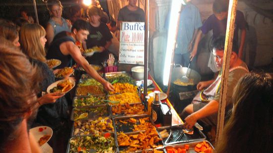 Der Standbesitzer ist zwar immer etwas mürrisch, dafür kann bei ihm für wenig Geld (1.50$) einen ganzen Teller mit vegetarischen Speisen füllen. Wie man sieht, kommt das bei den Backpackpackern besonders gut an...