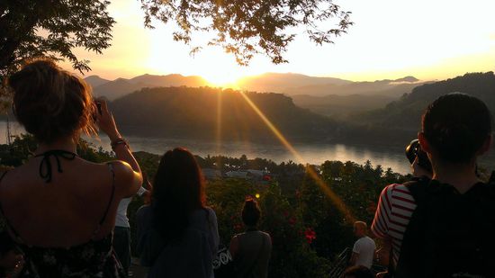 Der Sonnenuntergang auf dem Hausberg des Ortes ist leicht überlaufen. Fuer das Besteigen des kleinen Huegels wird man 3$ los.