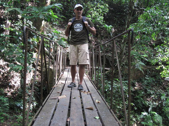 Um die Tad Thong Wasserfaelle zu sehen, muss man mindestens 45 Min. durch den Dschungel laufen. Der Wandersmann hier wird es bald bereuen, dass der das Mueckenspray nicht frueher benutzt hat.