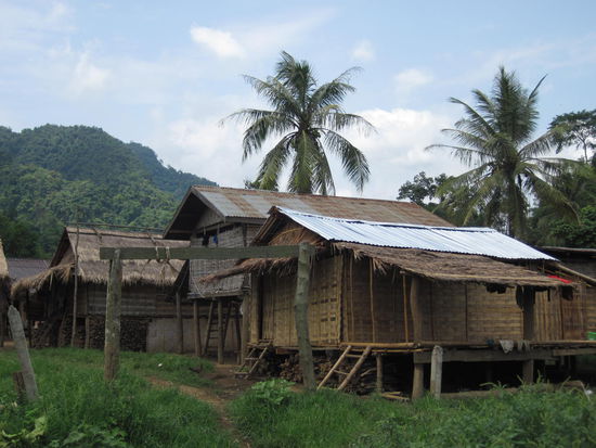 Das Kmuh-Dorf (eine weitere ethnische Minderheit) erreicht man ueber einen etwas versteckten Pfad.