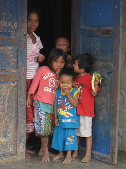 Die aelteren Dorfbewohner gucken den komischen Wandervogel etwas kritisch an, dafuer sind die Kinder neugierig und geben auch hier wieder ein gutes Fotomotiv ab.